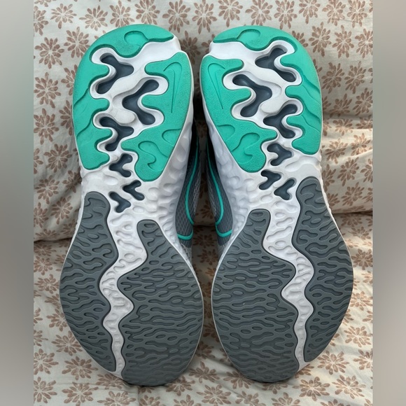 Nike Renew Run CK6360-007 Grey Turquoise White
Women's Running Shoes - Picture 6 of 9